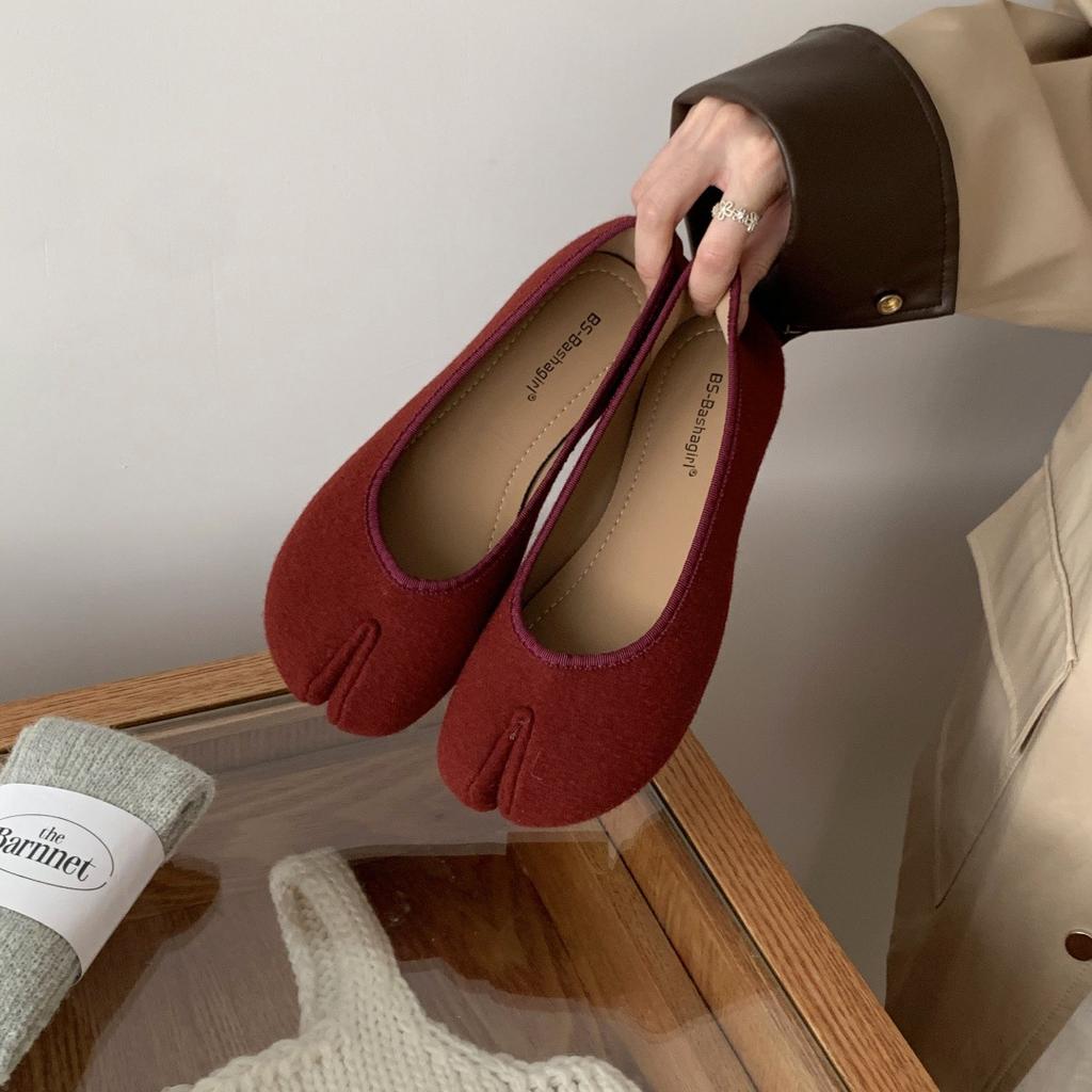 Flat-bottomed split-toed pig's trotters women's shoes 2025 autumn thumb horseshoe beanie shoes retro suede single shoes