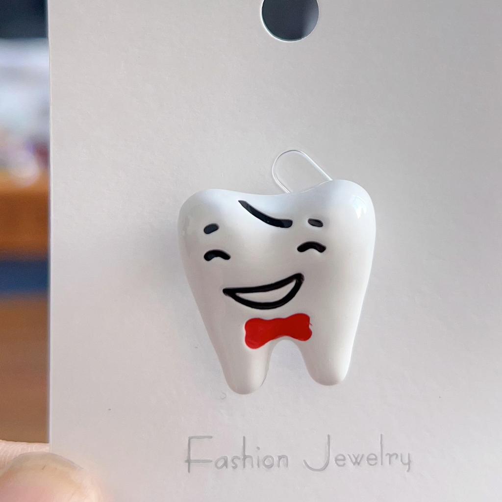 Elegant Metal Brooch for Shirts and Coats - Creative Tooth Pin Decor