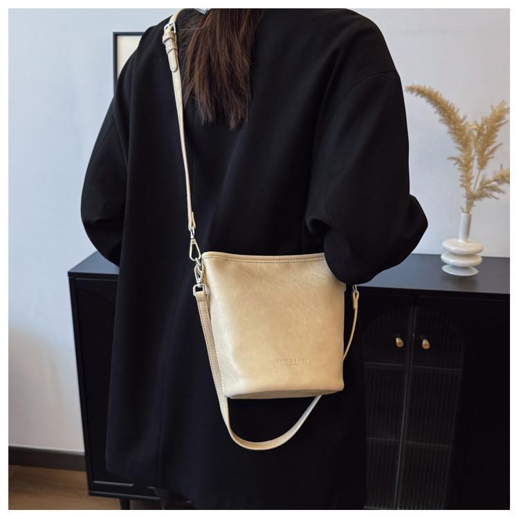 IELGY Fashionable All-Match One-Shoulder Underarm Bag Commuter Cross-Body Bucket Bag