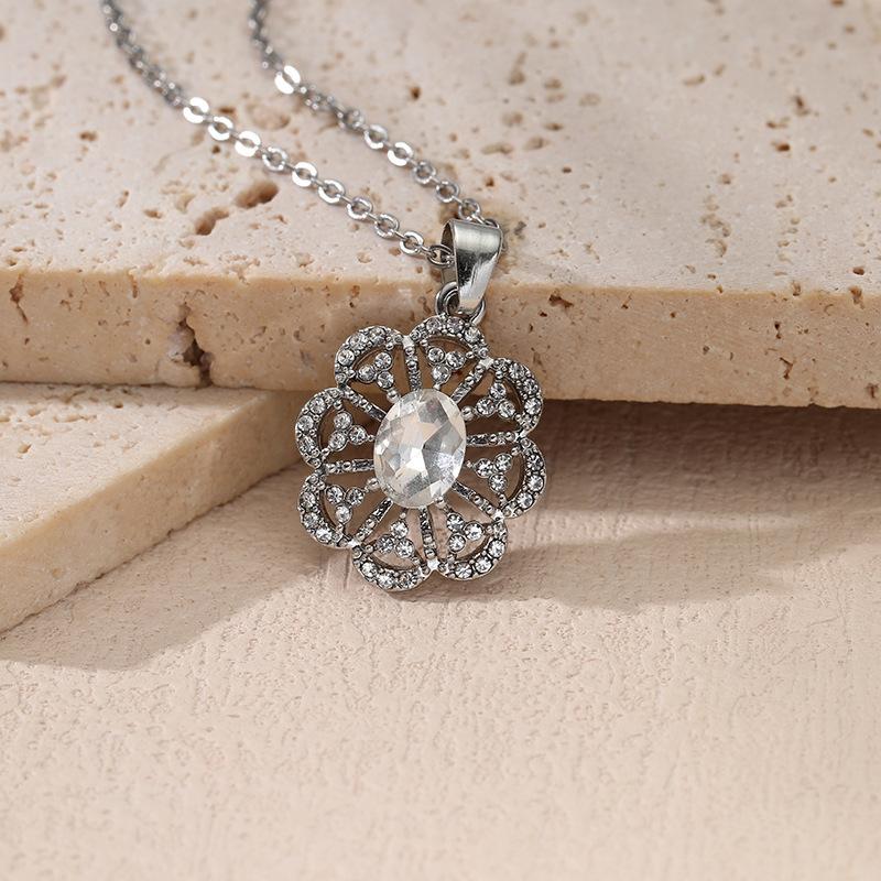 Premium Flower Diamond Pendant Versatile Zircon Ladies Necklace