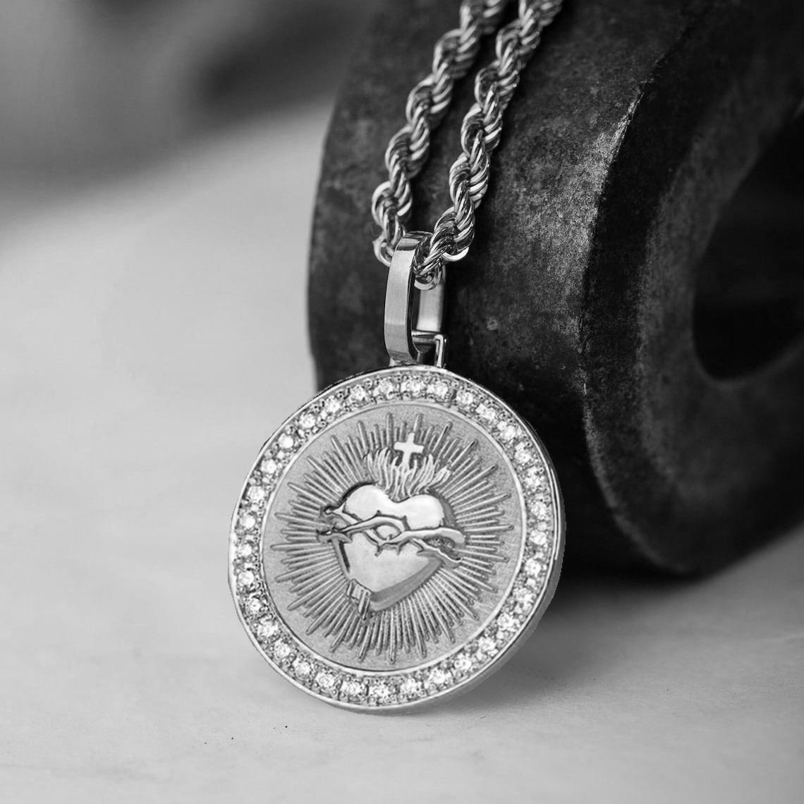 

Elegant Gold Color Sacred Heart Pendant for Women Men Flaming Sacred Heart Jesus Cross Necklace With Rhinestones CZ Necklace 50cm