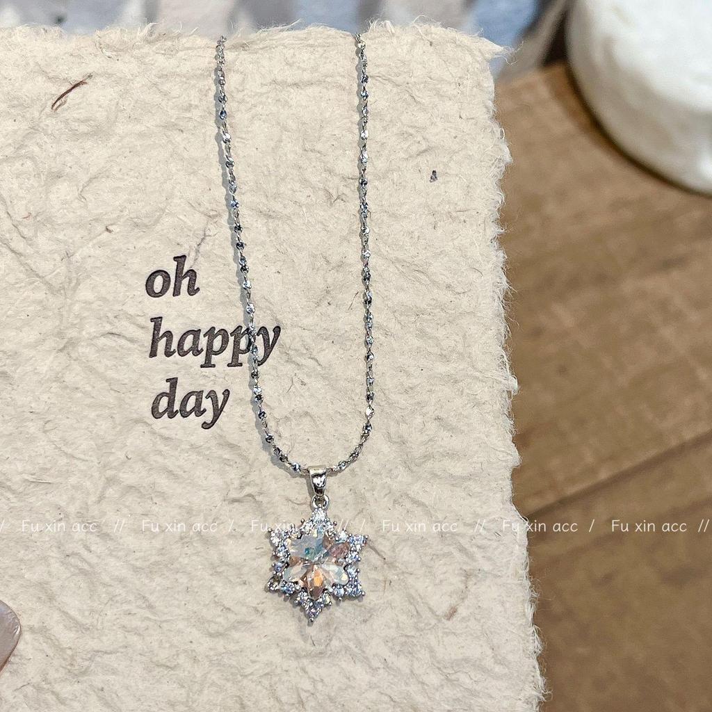 Four-Color Snowflake Necklace: Light Luxury Crystal Pendant, Unique Clavicle Chain for Girls, High-End Versatile Design.