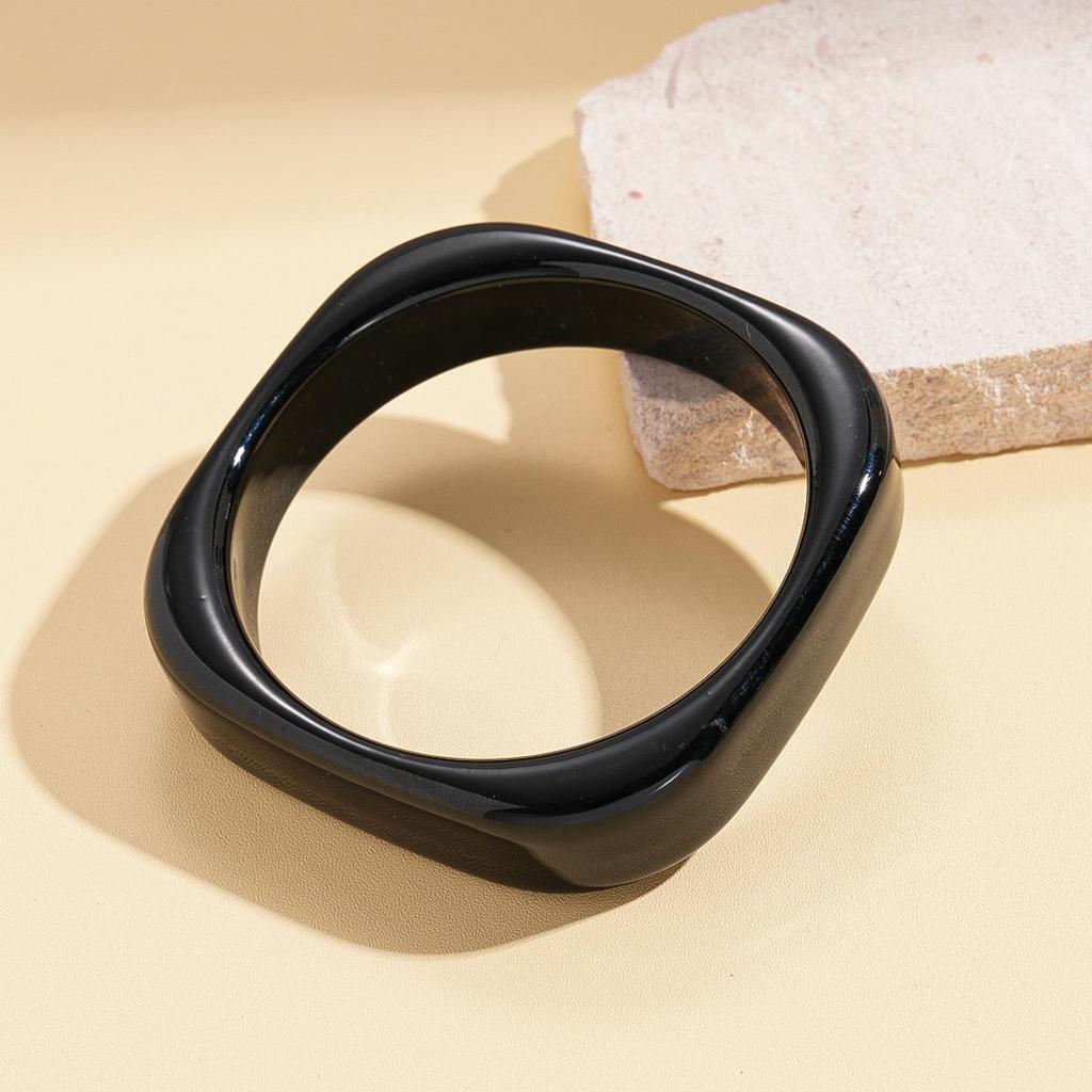 Unique Retro Resin Bracelet: Personalized Fashion Jewelry for Women