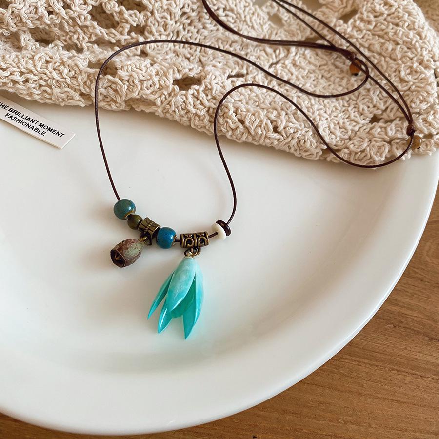 Mountain Wild Wind Dopamine Daisy Necklace: Unique Design for Women, Long Sweater Chain Accessory