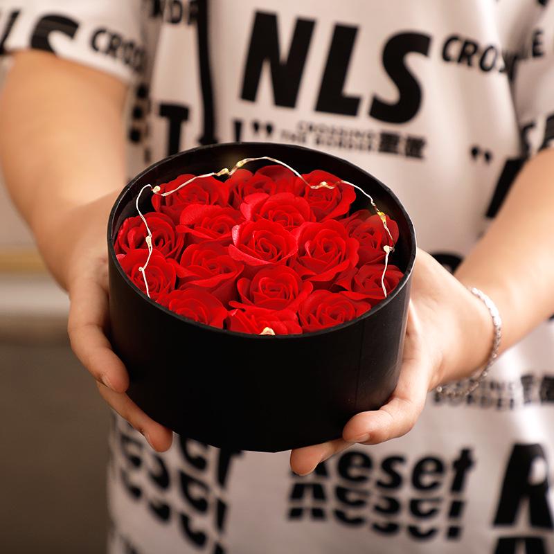 De Yuan Souvenir Frischblumen- & Lippenstift-Geschenkset in runder Box