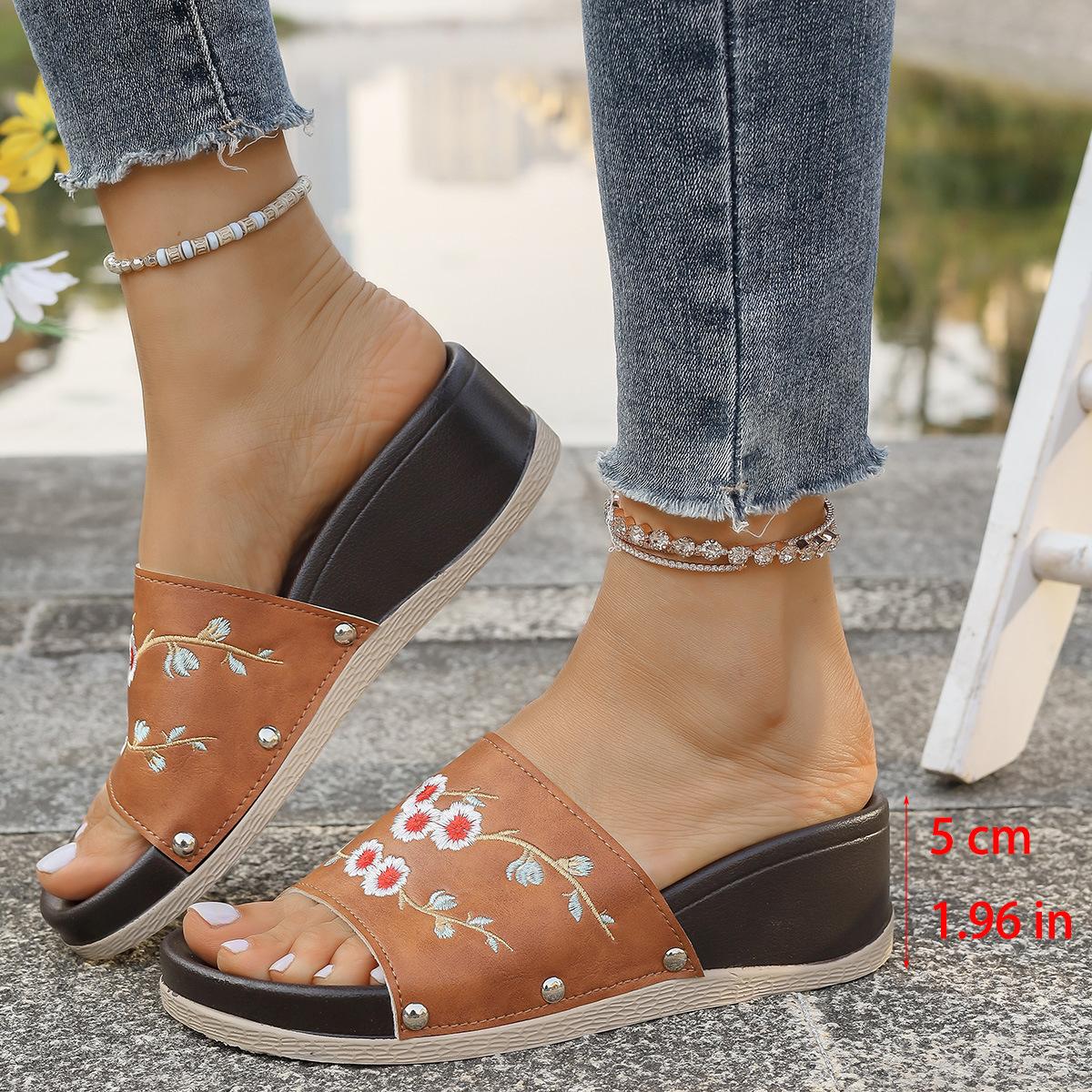 

2025 летние новые импортные торговые классные тапочки ретро сандалии с вышитыми цветами на низком каблуке женские тапочки большого размера 43 светло-коричневого