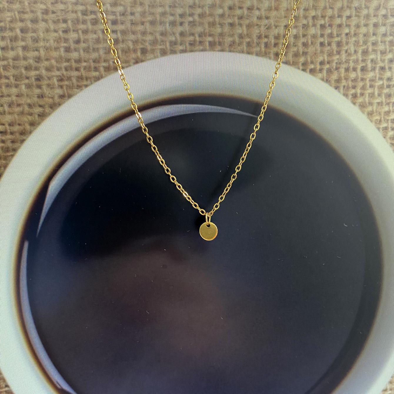 European & American Fashion Stainless Steel Engraved Clavicle Chain Necklace with Simple Round Pendant for Women. золотой
