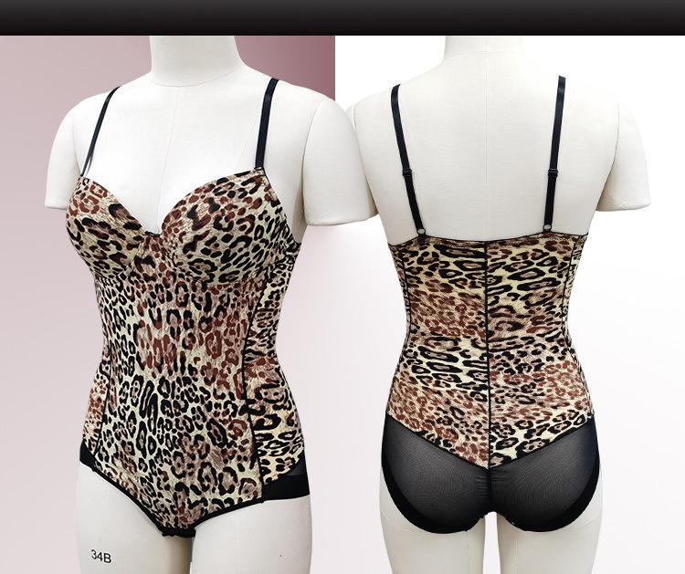 Dámský body s leopardím vzorem ve větší velikosti s nastavitelnou oporou a tvarovacími ocelovými kosticemi.