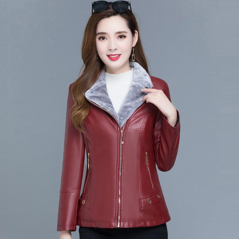 Kurze Damenjacke aus Leder und Pelz mit Samtbesatz: Winter-Oberbekleidung