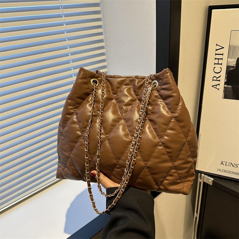 Trendy Korean Style Chain Tote Bag Casual Large Capacity Sleek Design For Daily Use