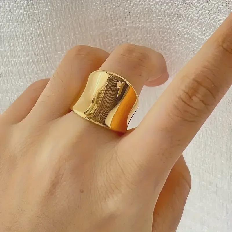 Anillo creativo Chencui irregular chapado en oro de 18 quilates para mujer