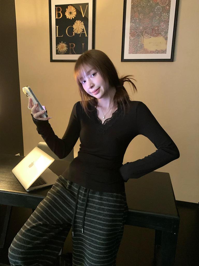 Women's V-Neck Lace White Long-Sleeve Slimming Layer Top (2026 Autumn/Winter)