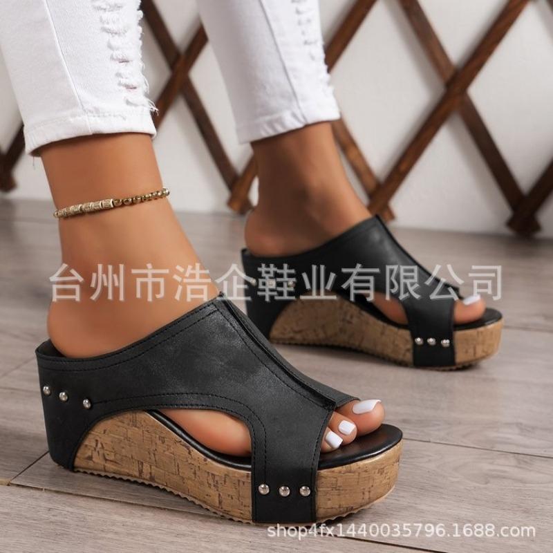 

Большой размер желаю новые женские сандалии на танкетке с открытым носком, на платформе, с заклепками 35