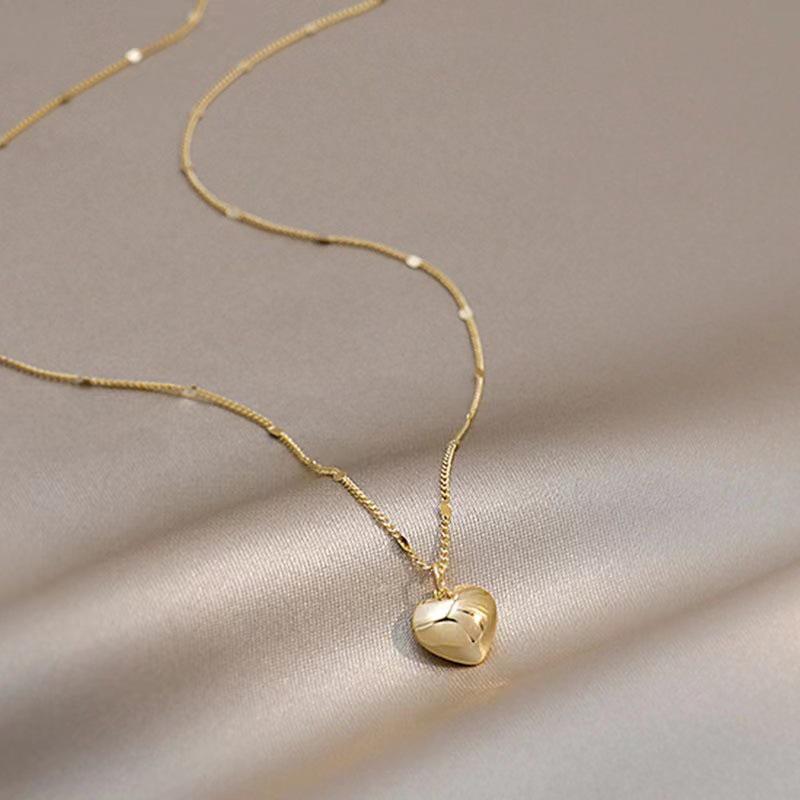 Elegant Peach Heart Necklace for Women - 2024 New Arrival, Light Luxury Clavicle Chain with Niche Design.