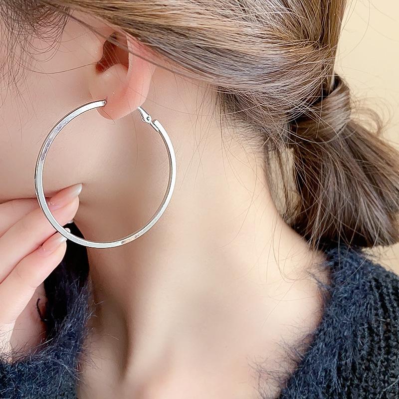 Fashion geometric round earrings French simple metal plain earrings temperament advanced sense light luxury earrings women