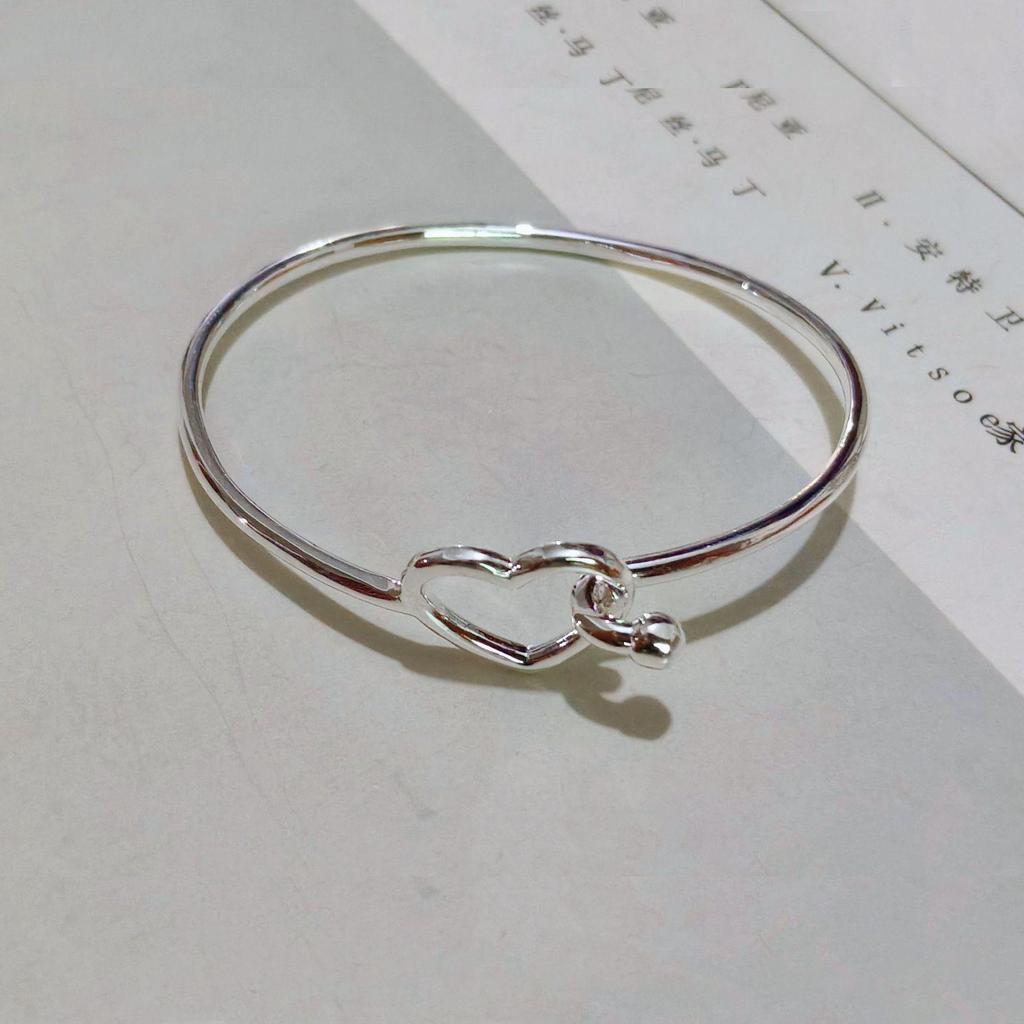 Creative Heart Buckle Women's Bracelet - Sweet, Versatile, Trendy, and Unique Niche Fashion Jewelry.