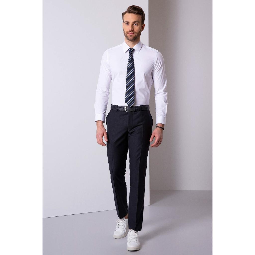 Biała koszula basic o dopasowanym kroju