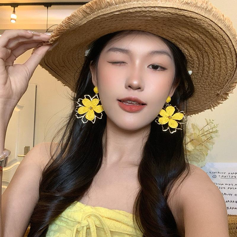 2025 Spring/Summer Floral Pearl Stud Earrings - Elegant Women's Light Luxury Edition