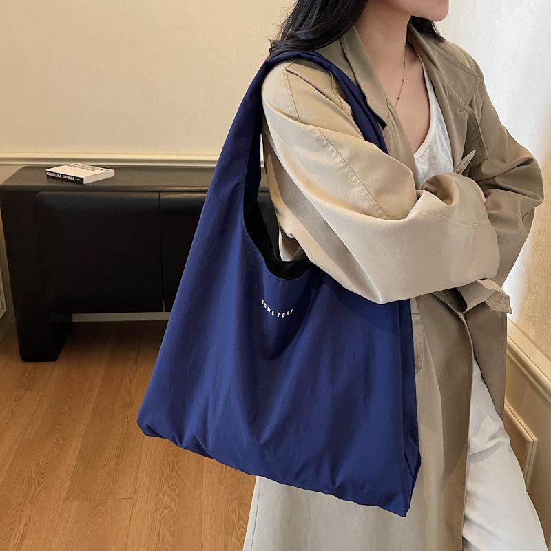 Korean version of fashion tote bag 2025 new casual large-capacity shoulder bag retro girl foreign style nylon shopping bag