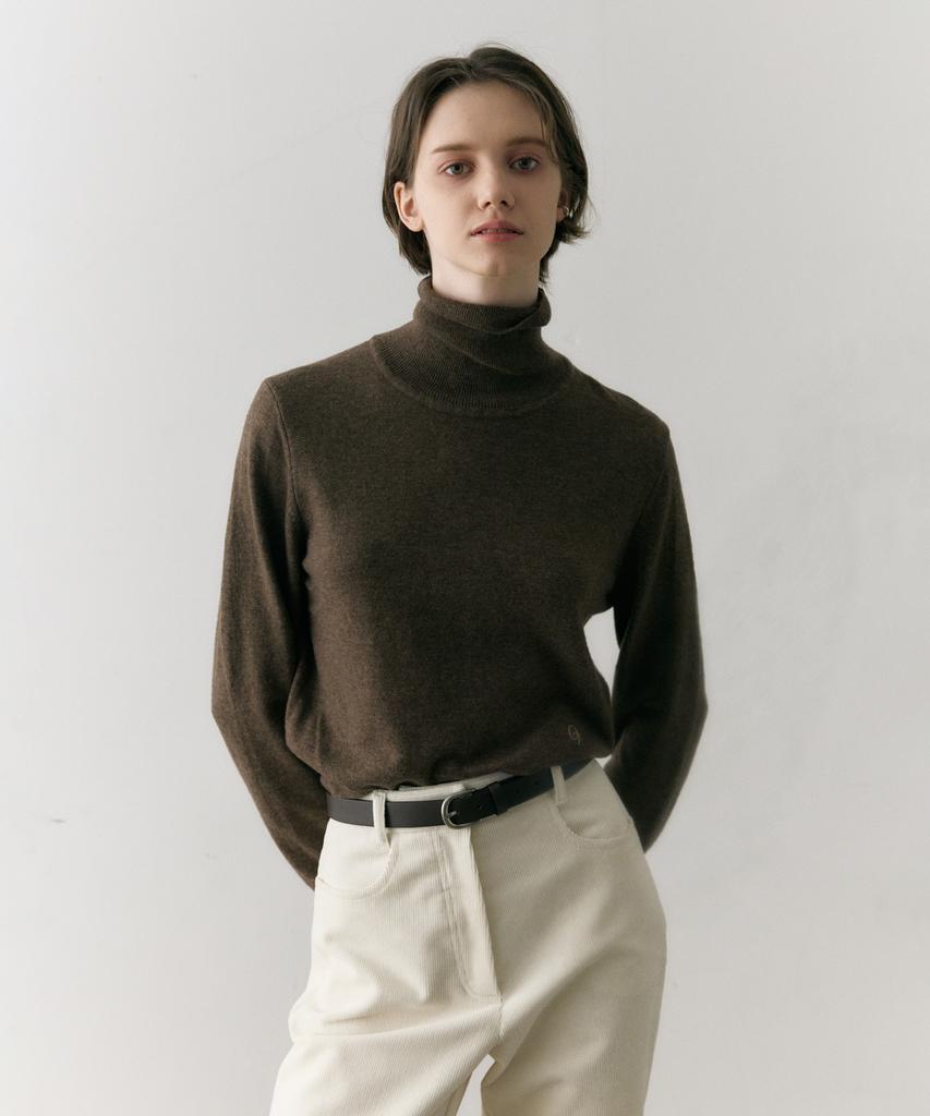 OSTKAKA Essential Turtleneck Pullover Mocha Brown