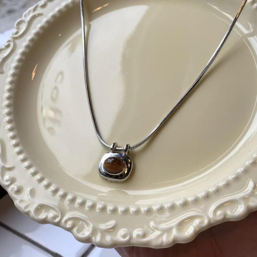 Women's Leather Tiger Eye Layered Necklace - Retro Double-Layer Choker Accessory with High-End Luxury Clavicle Chain.