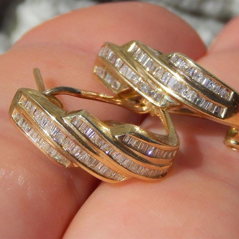 Design ear buckle women, fashionable French elegant niche jewelry, geometric stripes super