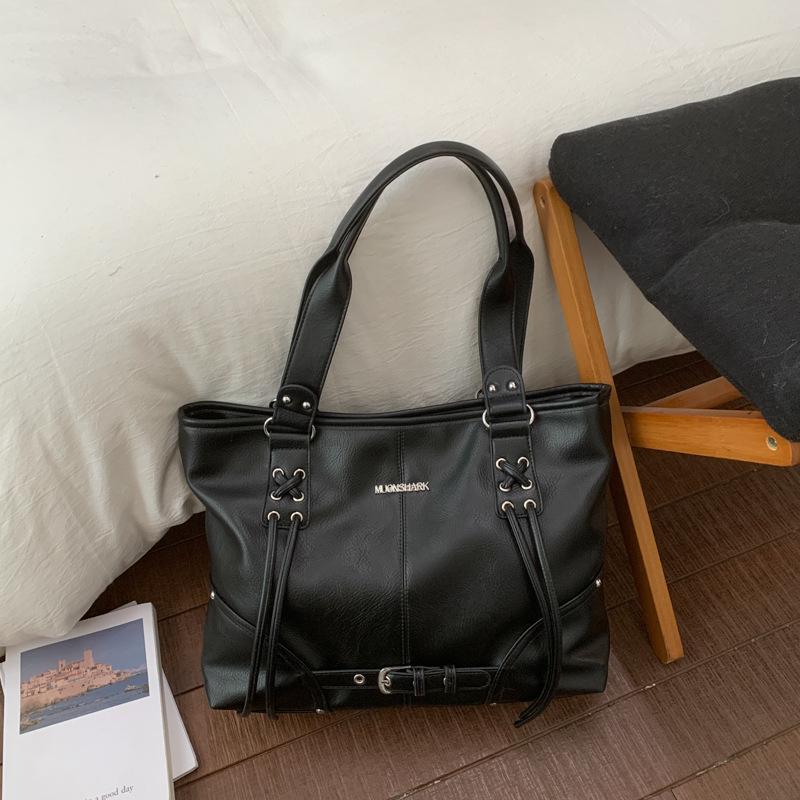 Vintage Large Capacity Tote Bag for Women Soft Faux Leather Shoulder Bag with Tassel Design Casual Daily Use Commuter Handbag