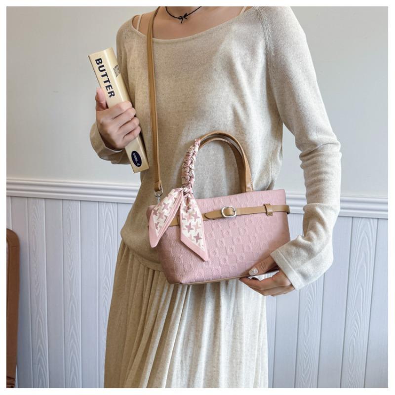 Small bags are popular today, women's summer new fashion messenger bags, portable bucket bags.