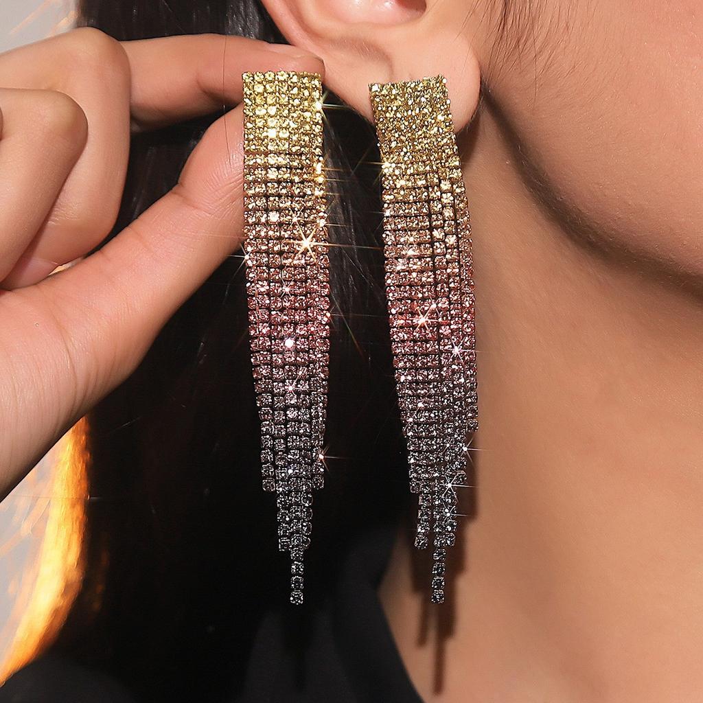 Schwarze Ohrhänger mit glänzenden Diamantquasten mit Farbverlauf