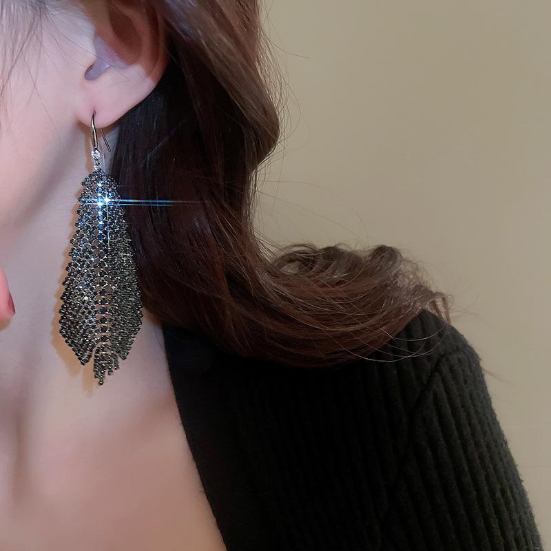 Lange Quasten-Hängeohrringe für Damen Feder-Stil Goldfarben Strass-Hängeohrringe Mode Zirkon-Accessoires