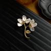 Broșă cu Perle Baroque Floare de Lună: Cadou accesoriu de lux inspirat de plante retro