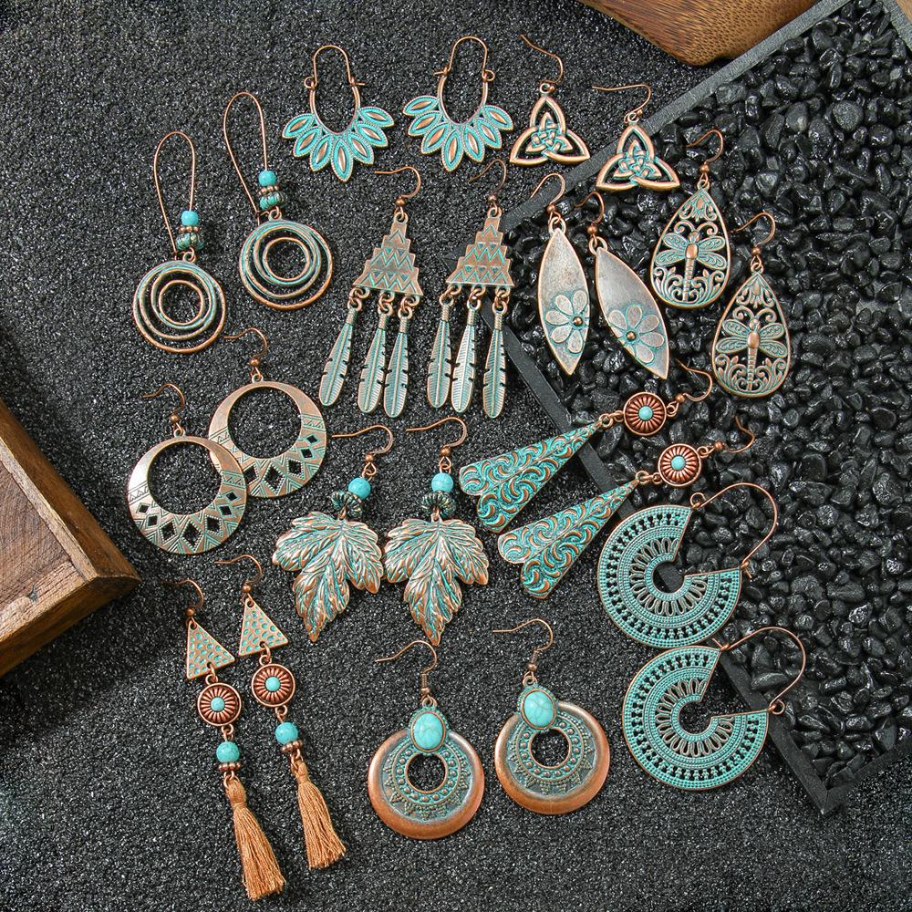 Retro náušnice v bohémském stylu s kovovými geometrickými vyřezávanými náušnicemi v etnickém stylu