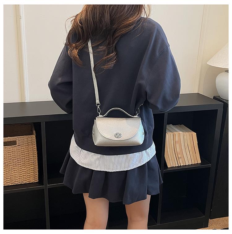 Chic Women's Crossbody Bag: 2026 Spring/Summer Collection - Stylish, Versatile, Perfect for Everyday Commute.
