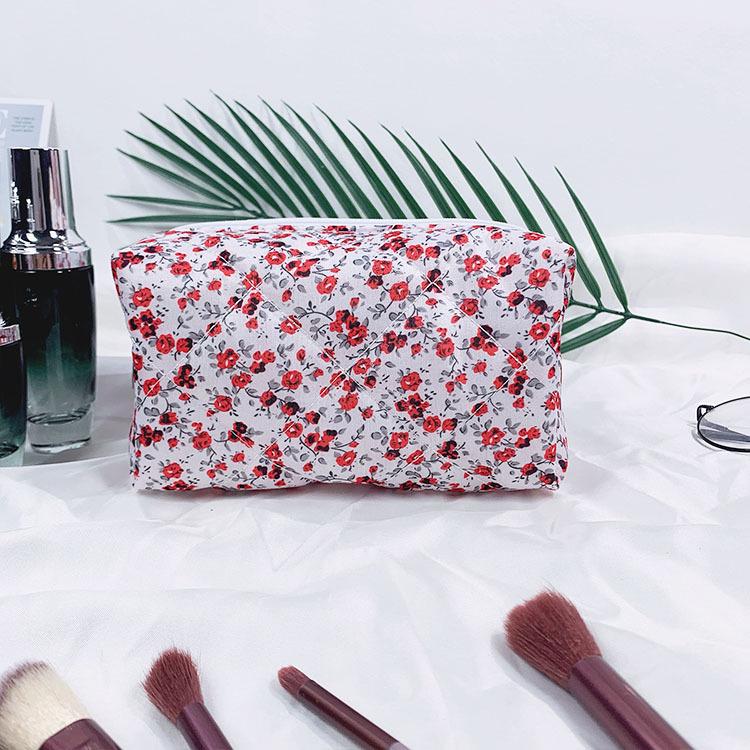 Quilted Floral Makeup Bag: Large-Capacity, Portable Cotton Handbag for Toiletries