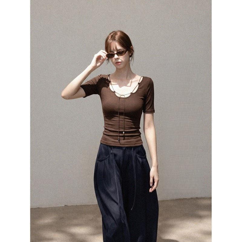 [Spot] French coffee color u-neck front shoulder waist short-sleeved T-shirt women's 1111 summer slim-fitting and thin top