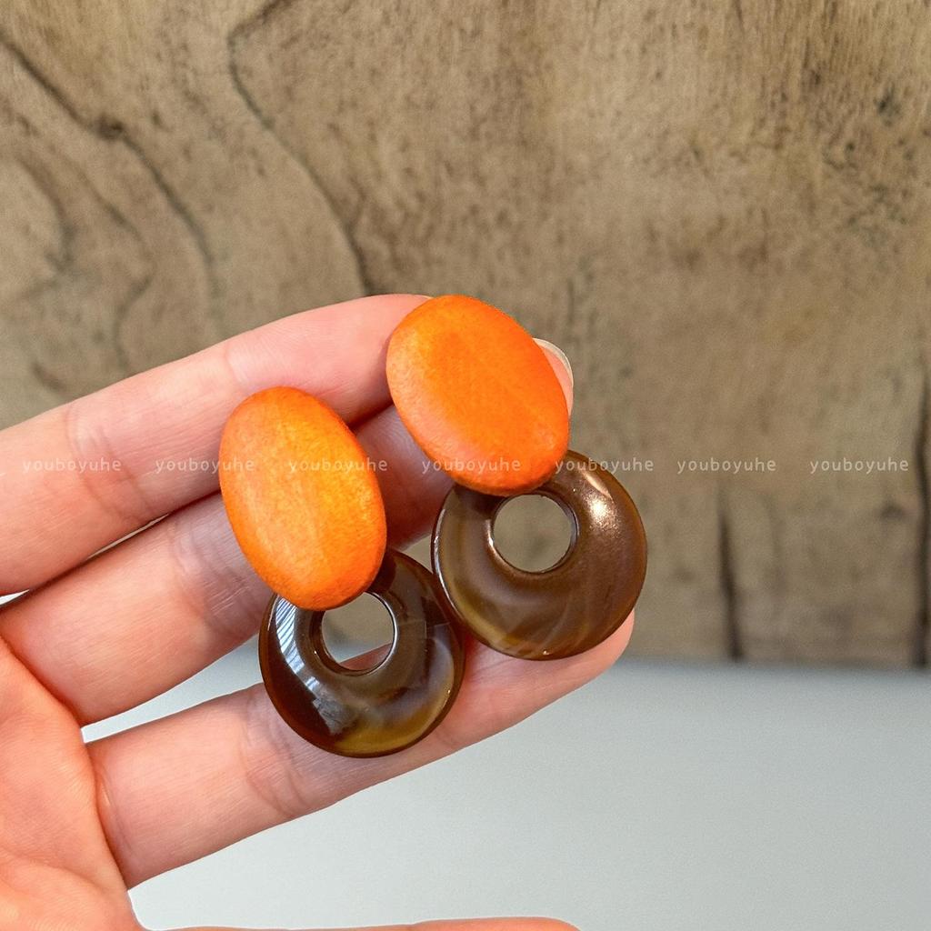 Retro Brown Wooden Stud Earrings – Niche High-End Autumn Jewelry for Women