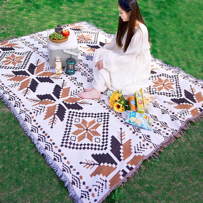 ShangKaoJia Ethnic Style Picnic Blanket with Tassels