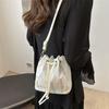 Women's bag new niche design personalized fashion trend bucket bag niche beautiful simple messenger bag