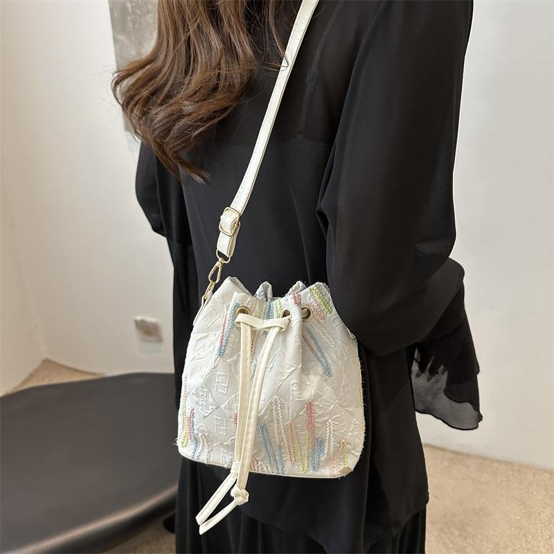 Women's bag new niche design personalized fashion trend bucket bag niche beautiful simple messenger bag
