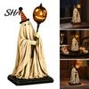 Retro Halloween Geister-Ornament Vintage Figur mit leuchtendem Kürbis-Zepter, Saisonale Ausstellungsdeko LED-Licht, Harz beleuchtete Dekoration für