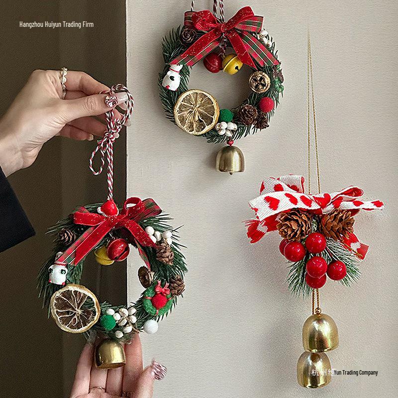 Imitation Noble Mini Christmas Wreath Car Ornament: Festive Window Display Pendant