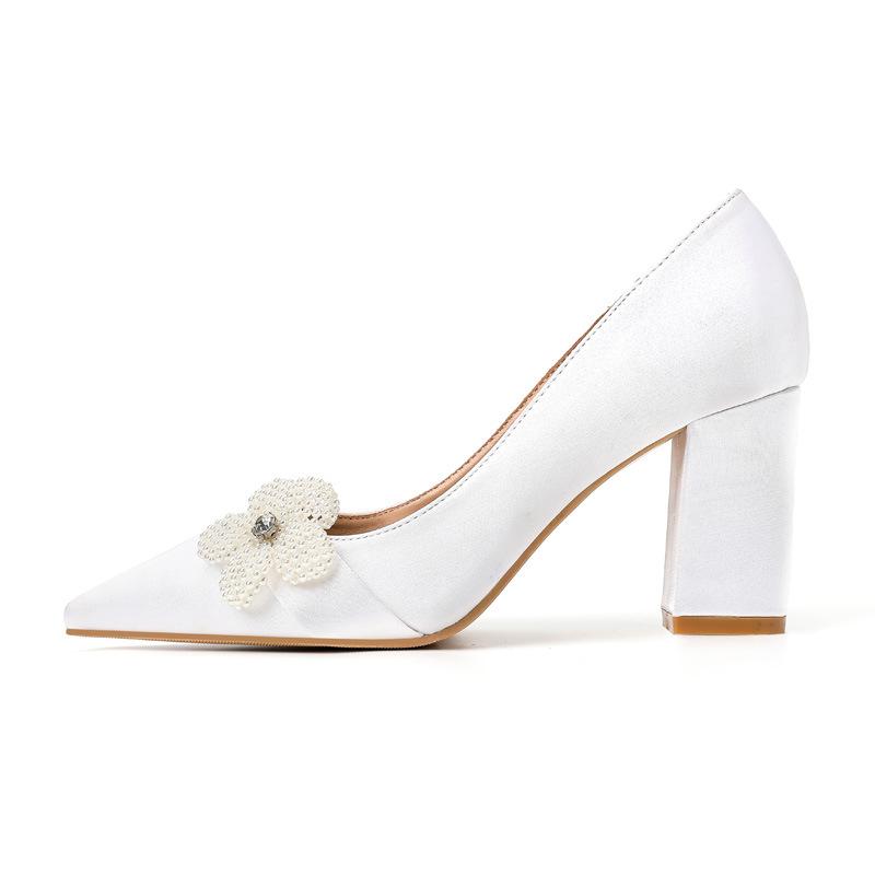 Spitzer dicker Absatz Satin Satin Weiß High Heels Perle Blume Große Größe Bequeme Blumenschuhe Hochzeitsschuhe Leichter Mund Einzelne Schuhe