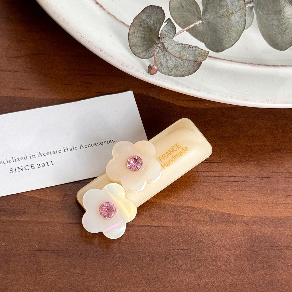 Sweet Floral Hair Claw Clip Charming Hair Accessory For Girls With Sparkling Design