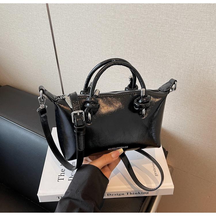 

Small bag women s summer new simple and versatile messenger bag casual portable commuter pillow bag чорний
