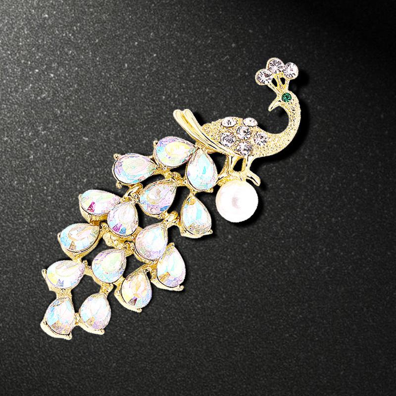 Autumn and winter coat jacket pearl brooch high-end personalized diamond-encrusted peacock brooch crystal brooch spot