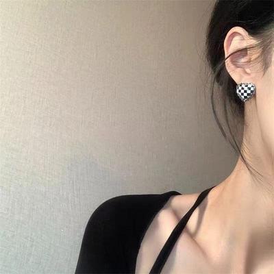 New Heart Plaid Stud Earrings: 2022 Light Luxury Style for Women - High-End Niche Ear Jewelry