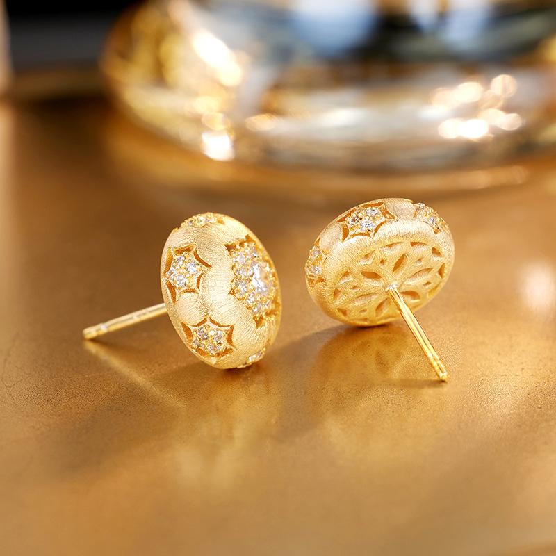 

Gold brushed stud earrings women s hollow diamond-set retro high-end niche 925 sterling silver earrings золотий