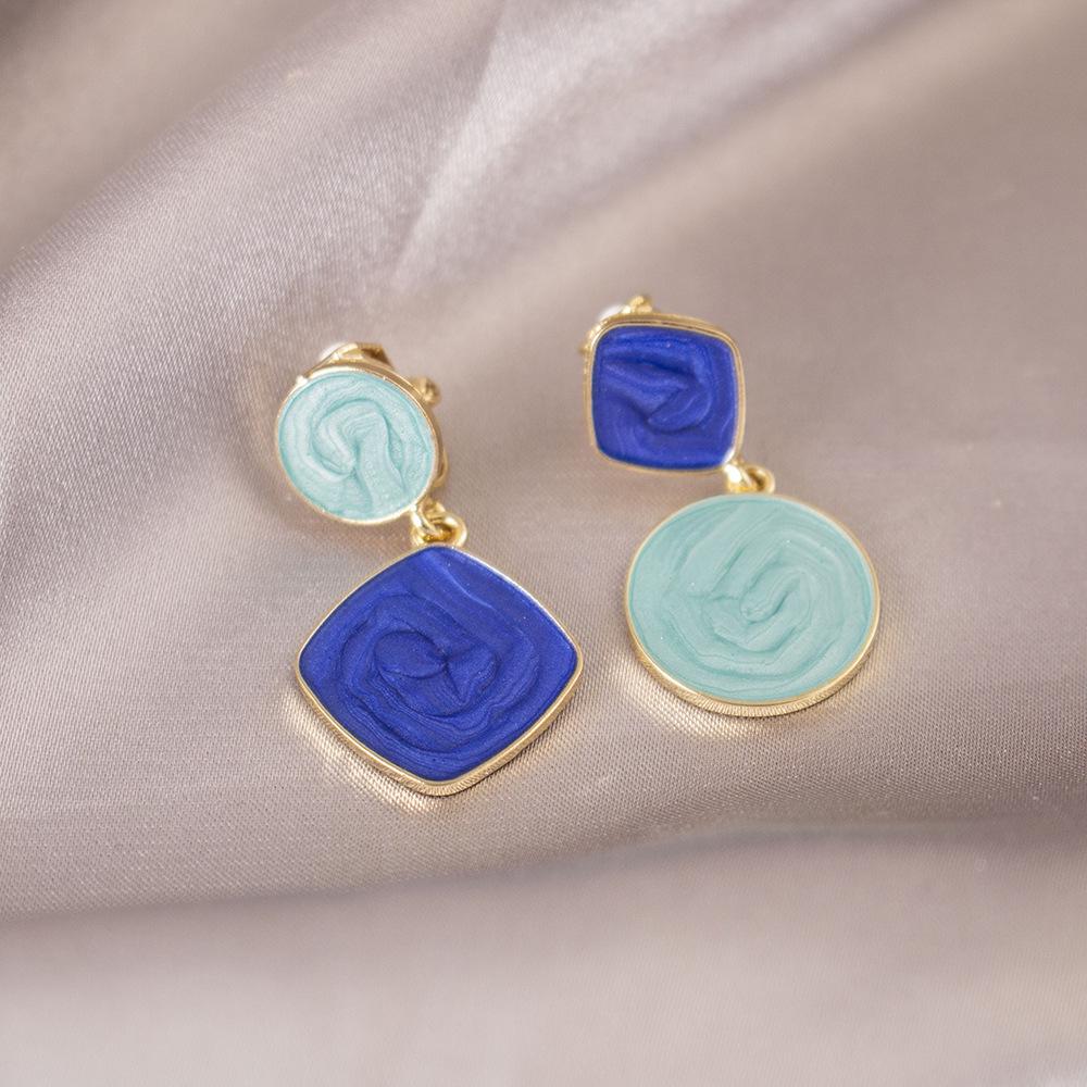 Elegant Clip-On Triangle Earrings for Non-Pierced Ears - Versatile, Light Luxury for Everyday Wear.