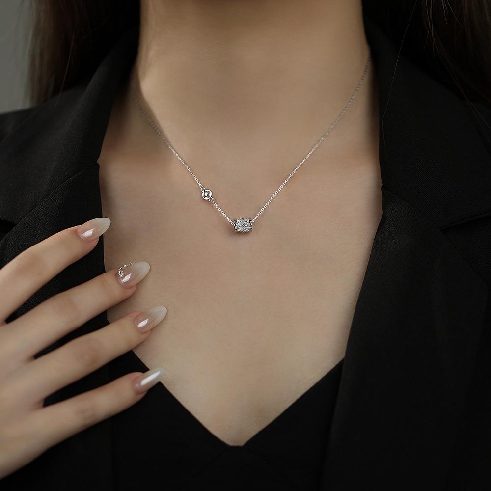 Halskette mit Anhänger Kleine Taille aus S999 Reinsilber im koreanischen Stil - Damen Exquisite Leichte Luxus Schlüsselbeinkette