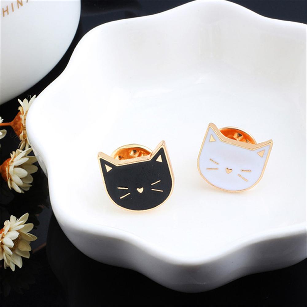 2 Teile/satz Paar Freund Katzen Brosche Set Nette Schwarz Und Weiß Kätzchen Emaille Pins Cartoon Katze Klaue Fishbone Abzeichen Tasche revers